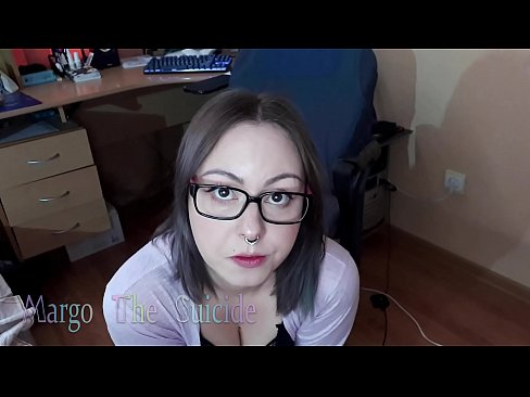 ❤️ Ragazza sexy con gli occhiali succhia il dildo profondamente sulla macchina fotografica ❤ Pornoal it.pinkporno.ru ❌